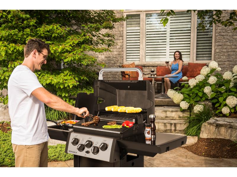 Broil King Monarch 390 - 3 Burner Grill w/cart